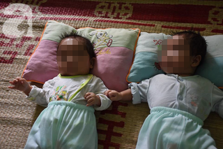 Hai b&eacute; trai đẹp như thi&ecirc;n thần giờ đ&acirc;y chưa ai biết số phận c&aacute;c b&eacute; sẽ ra sao