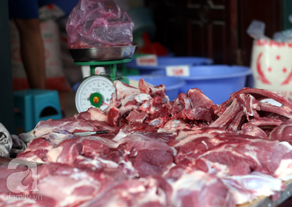 Lợn hơi giá rớt xuống dưới 20.000 đồng/kg nhưng người tiêu dùng vẫn phải trả giá cao.