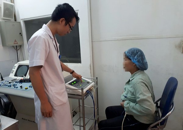 Một bệnh nhân đang điều trị tại BV Y học Cổ truyền TƯ