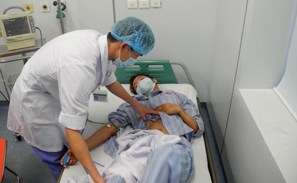 Nam thanh niên 24 tuổi tại Hà Nội điều trị viêm não mô cầu tại BV Bệnh Nhiệt đới