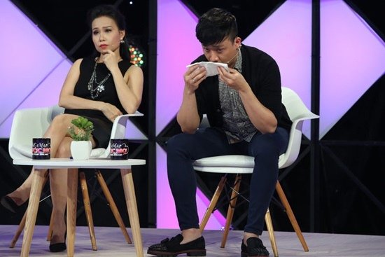 Giám khảo Trấn Thành và Cẩm Ly cũng rơi nước mắt khi theo dõi tiết mục của chú Phước.