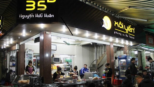 Xôi Yến là cửa hàng đầu tiên mang lại sự phong phú của món xôi ở thủ đô vốn chỉ ăn với muối vừng trước đó. Ảnh: VietnamNet.