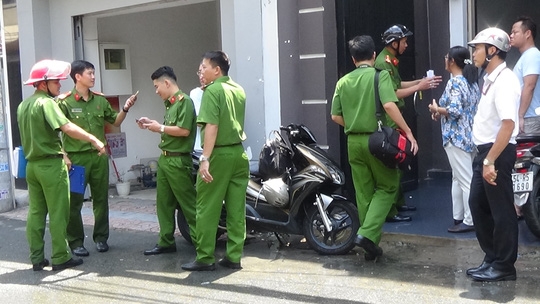 Lực lượng chức năng đang kh&aacute;m nghiệm hiện trường, điều tra vụ việc.