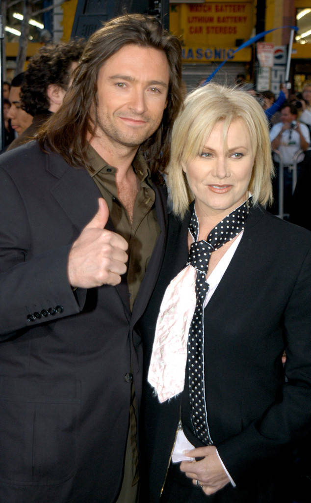 
Không ít người nhận xét, Deborra-Lee Furness là một người phụ nữ kém Hugh Jackman ở nhiều điểm. Cô trông già hơn anh, vì thực tế là đàn chị hơn 13 tuổi. Cô cũng chẳng giàu có hay thuộc hàng mỹ nhân gì, lại cũng không nổi tiếng bằng anh. Nhưng điều khiến Deborra giữ được trái tim chàng “người sói”chính ở điều đồng điệu về tâm hồn. Tuy vị thế của hai người giờ đã khác nhưng thời điểm cả hai mới gặp nhau, Hugh Jackman vẫn còn là một người mới ở Hollywood trong khi Deborra đã có sẵn tên tuổi.
