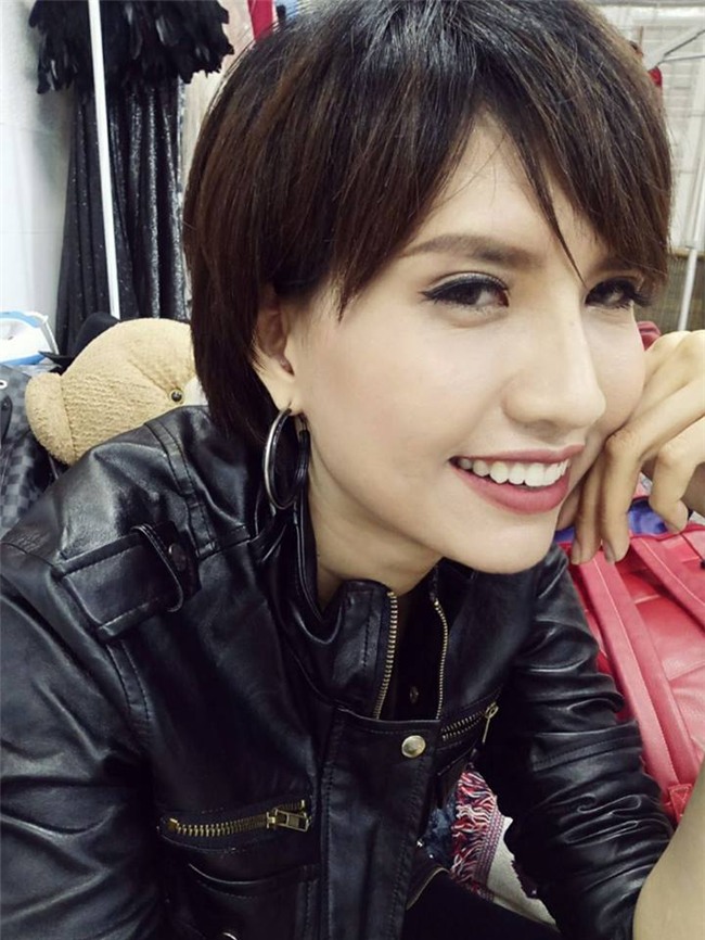 “Thật ra khi tôi phẫu thuật, tôi muốn bác sĩ phải làm theo ý mình. Vì phía bác sĩ hay tư vấn kiểu “bây giờ đang là xu hướng mắt mũi cằm như này nè em, em làm như này nè”, tôi chỉ bảo, tôi thiếu cằm trước thì bác sĩ chỉ cần thêm phía trước thôi, tôi không cần V Line hay O line gì đâu. Nên tôi rất muốn nói với những bạn gái muốn phẫu thuật thẩm mỹ là không cần phải “đập” cả mặt đâu, các bạn phải biết mình thiếu gì. Đừng bao giờ làm giống ai, hay chạy theo xu hướng, mà hãy làm cái phù hợp nhất với bản thân mình” – Cô nói thêm.