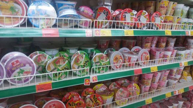 Trên các kệ hàng mì ăn liền trong siêu thị, hình ảnh của mì tôm Miliket khá khiêm tốn. Ảnh minh họa: Hà Yên.