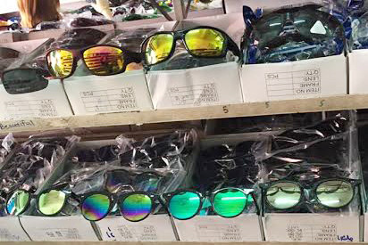 Rất nhiều khu chợ tại nước ngoài cung cấp mắt kính giá rẻ cho dân đầu nậu về Việt Nam tiêu thụ với giá sỉ chỉ từ 2.000 đồng/chiếc. Ảnh: Thái Nguyễn