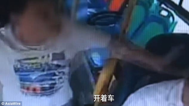 Hắn lập tức chất vấn t&agrave;i xế v&igrave; sao kh&ocirc;ng chịu dừng xe tại địa điểm m&agrave; m&igrave;nh muốn xuống.