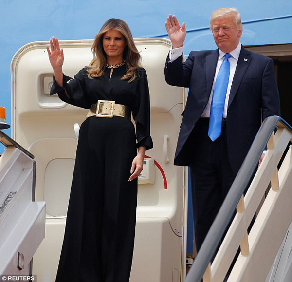 
Bộ trang phục được đánh giá cao trong ngày đầu tiên đến thăm Arab Saudi của phu nhân tổng thống Mỹ.
