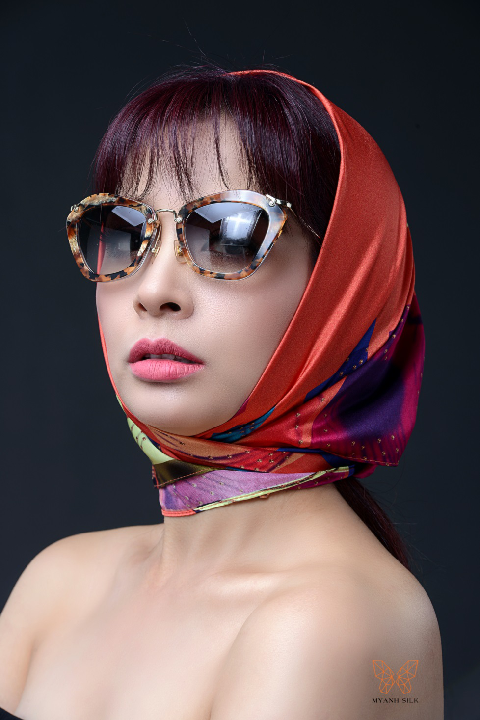 Thúy Hằng xinh đẹp như một quý cô Pari với kiểu quàng khăn cổ điển