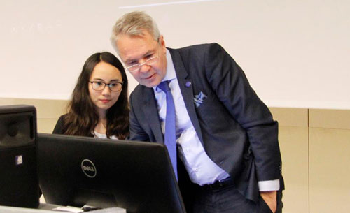 Hoàng Diệu Linh hỗ trợ cựu bộ trưởng Phần Lan - Pekka Haavisto chuẩn bị bài thuyết trình trong sự kiện The World Speech Day tháng 3/2017. Ảnh: NVCC.