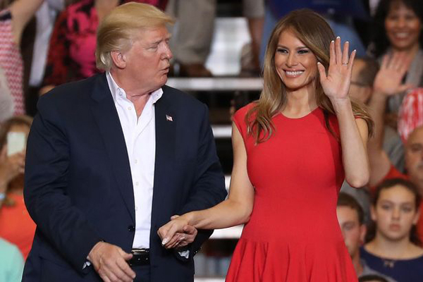 
Vợ tổng thống Mỹ từng hạnh phúc khi nắm tay chồng trong các sự kiện trước đây.
