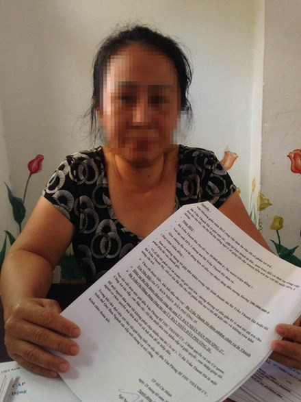 
Bà Hoa ở quận Bình Thạnh từng tự vẫn nhưng không thành vì bị giang hồ “khủng bố”, dọa giết ngày đêm để đòi nợ.

