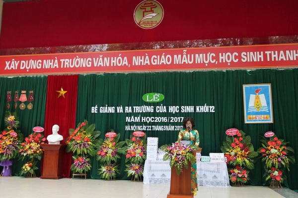 
Cô Hiệu trưởng Phạm Thị Xuân Hương trong phần lễ của chương trình bế giảng năm học 201-2017
