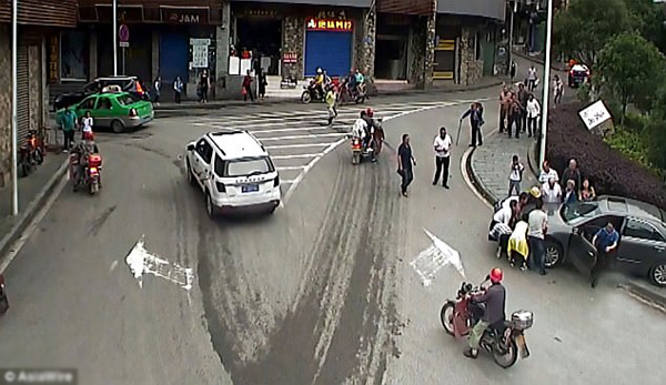 
Hơn 10 người đi đường đ&atilde; trợ gi&uacute;p t&agrave;i xế cứu cậu b&eacute; ra khỏi gầm &ocirc;t&ocirc; sau đ&oacute; đưa cậu tới bệnh viện.

