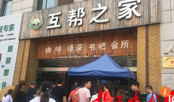 
Cửa hàng mỳ của Chen có rất đông người đến xếp hàng để thưởng thức.
