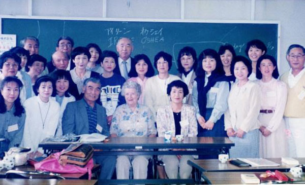 Cụ Irene (ngồi giữa) trong một chuyến du lịch Nhật Bản.