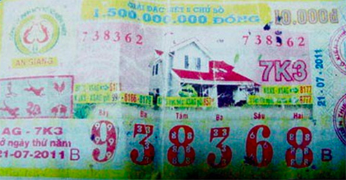 Chủ đại lý cho rằng tờ vé số bị cắt dán nên không đồng ý trả thưởng. Ảnh: A.X