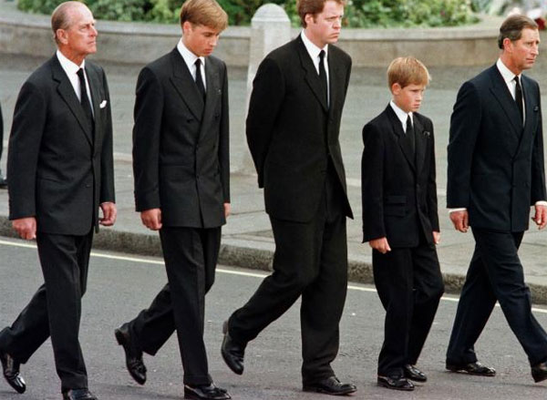 
5 người đàn ông đi sau linh cữu Công nương Diana trong tang lễ. Ảnh: AFP.
