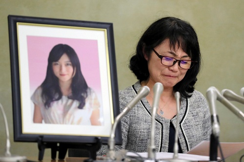 
Mẹ của Matsuri Takahashi kh&oacute;c trước di ảnh con g&aacute;i. Ảnh: Japan Times
