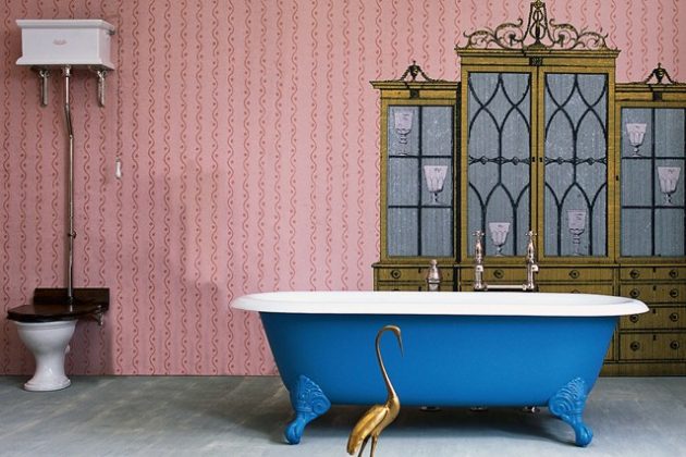 2. Ở thiết kế này, tường nhà tắm được tô sắc hồng dịu với những họa tiết chạy dọc đơn giản. Nổi bật giữa phòng tắm là bồn tắm với màu xanh da trời như đem cả không gian biển cả vào nhà bạn vậy.