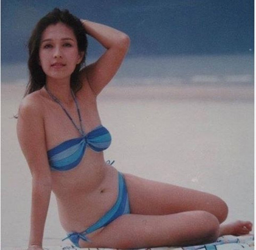 
Từ cách đây 30 năm, Diễm My đã dám mặc bikini hai mảnh để chụp ảnh mẫu.
