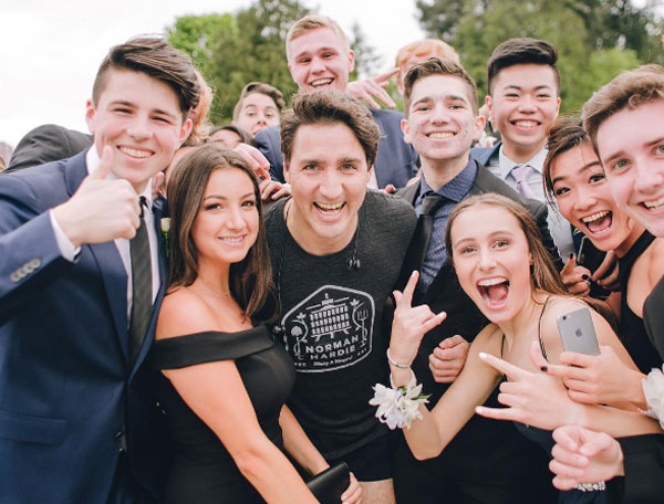 
Ông Justin Trudeau chụp ảnh cùng một nhóm học sinh đi dự prom tại công viên Vancouver hồi tháng 5. Ảnh: crrdo
