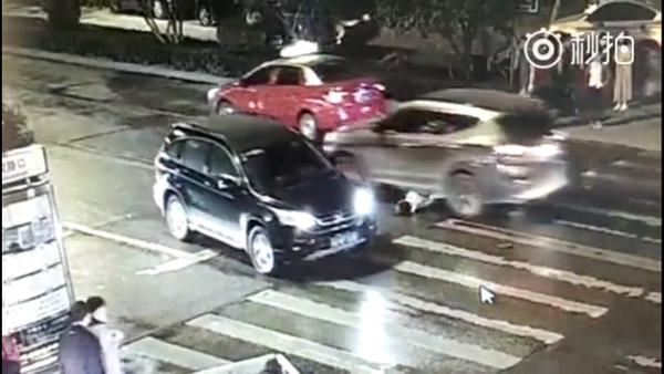 
Chiếc &ocirc;t&ocirc; thứ hai c&aacute;n l&ecirc;n người phụ nữ.
