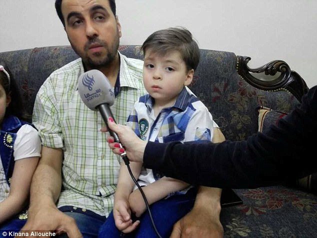 
Sau gần 1 năm, cậu bé Omran Daqneesh xuất hiện trong vòng tay cha mình.

