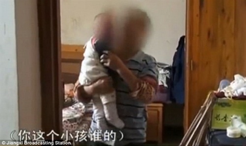 
Người phụ nữ trung niên nhận nuôi đứa trẻ sơ sinh 2 tháng tuổi đã được tìm thấy ở ngôi làng Shashi, Trung Quốc.

