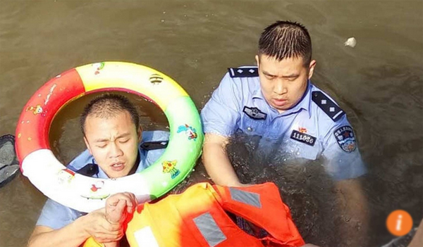 
Hai cảnh s&aacute;t vi&ecirc;n su&yacute;t chết trong khi l&agrave;m nhiệm vụ.
