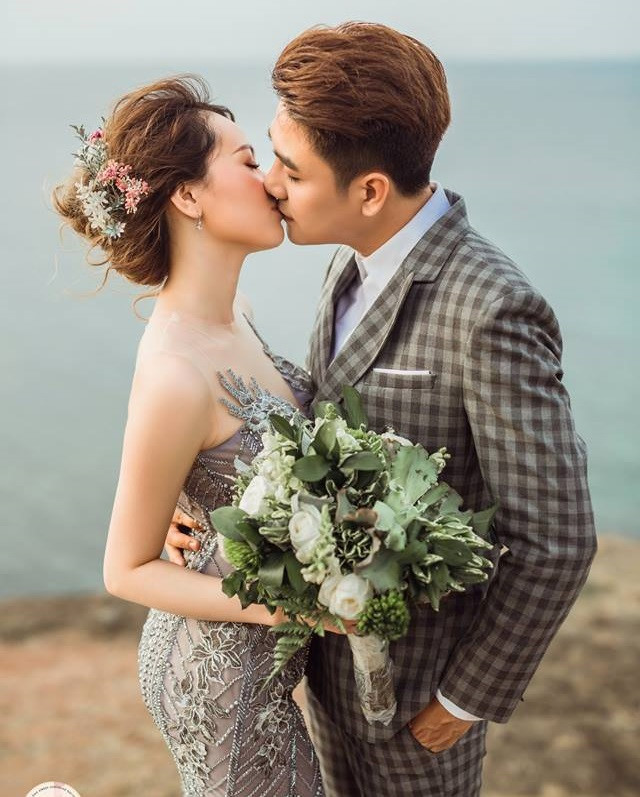 Khoảnh khắc ngọt ngào của cô dâu và chú rể. Hôm 16/6, Huy Nam và bà xã đã đến Đà Nẵng thử váy cưới và chọn bối cảnh chụp. Hai người đều thích cảnh sắc tại đảo Lý Sơn.