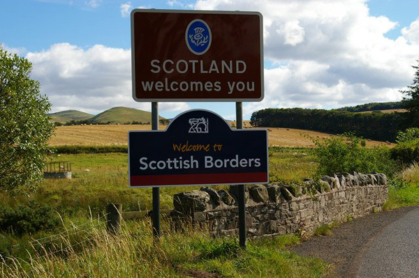 
Tòa lâu đài nằm ở biên giới Scotland.
