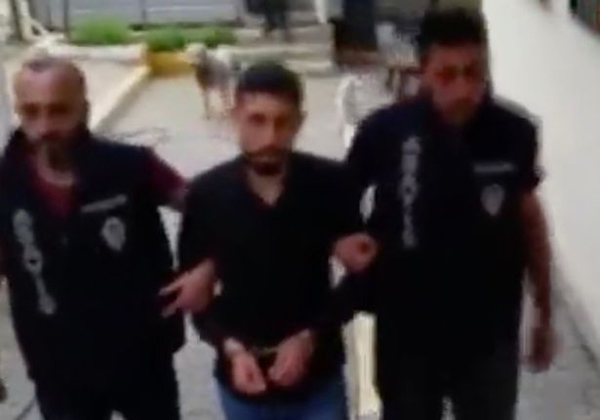 
Kızıltaş bị cảnh sát bắt giữ.
