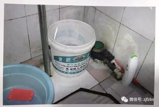 
Vi&ecirc;n Vi&ecirc;n bị mẹ d&igrave;m người xuống x&ocirc; v&agrave; xả nước lạnh xuống đầu.
