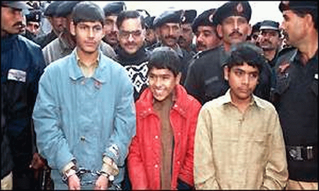 
Những kẻ đồng phạm vẫn còn đang tuổi vị thành niên của Iqbal khi đứng trước tòa.

