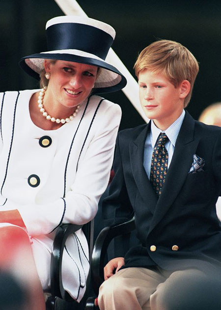 
Hoàng tử Harry bên mẹ khi công nương Diana còn sống.
