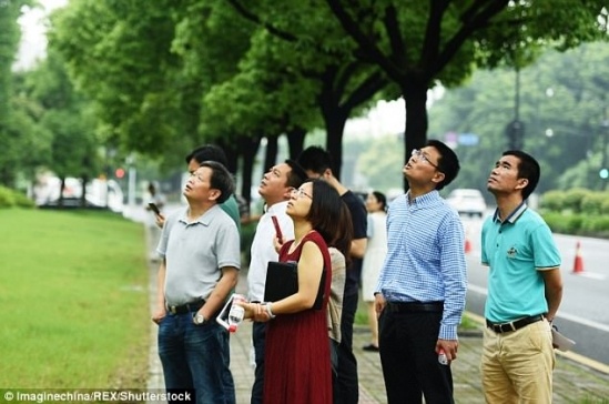 
Người d&acirc;n hiếu kỳ đứng xem.
