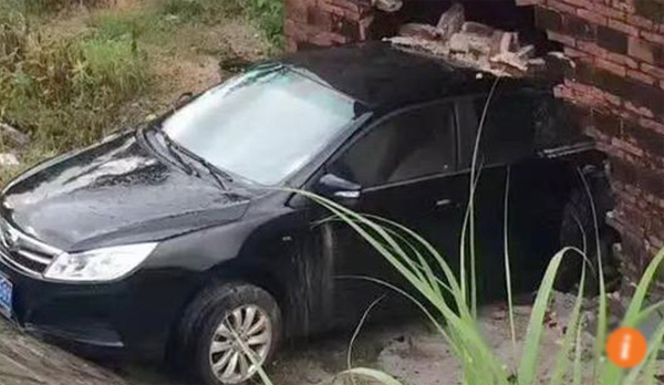 Đường trơn do trời mưa khiến các tài xế không làm chủ được tay lái và gây ra tai nạn.