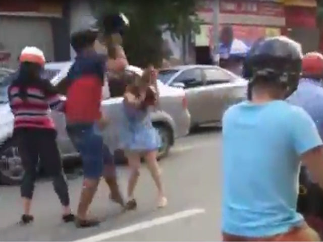 
Va chạm giao thông, thanh niên đi xe máy cầm mũ bảo hiểm đánh vào đầu cô gái đi ô tô.
