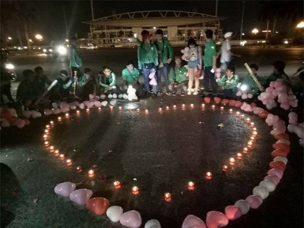 Được 500 anh em gi&uacute;p sức, t&agrave;i xế Grabbike đ&atilde; c&oacute; m&agrave;n cầu h&ocirc;n dưới mưa si&ecirc;u l&atilde;ng mạn như thế n&agrave;y đ&acirc;y! - Ảnh 2.