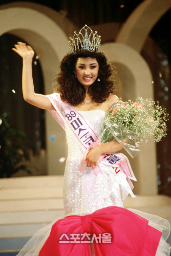 
Ngày cô rạng rỡ đăng quang Hoa hậu Hàn Quốc 1989. Ảnh: Nate.
