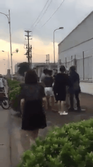 Người đ&agrave;n &ocirc;ng bị so&aacute;i ca lao v&agrave;o h&agrave;nh hung