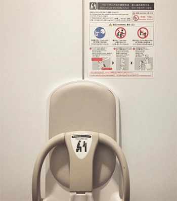 Chỗ ngồi cho bé trong WC: Khi bạn có nhu cầu đi WC, rất nguy hiểm khi để con nhỏ lại một mình bên ngoài. Bởi vậy, một chiếc ghế đã được gắn trên tường nhà vệ sinh để bạn có thể trông con.