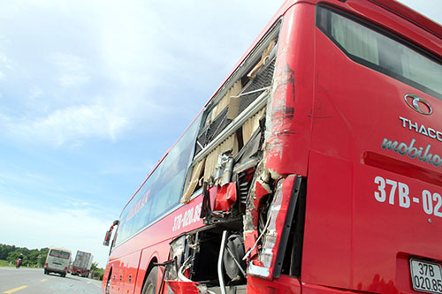 Xe khách hư hỏng nặng sau tai nạn. Ảnh: Đức Hùng