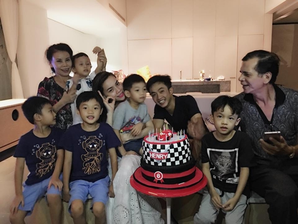 Tháng 6/2016, Hồ Ngọc Hà - Cường Đô La tái hợp trong ngày sinh nhật con trai Subeo. Bức ảnh do người bạn của nữ hoàng giải trí - Quế Vân - chia sẻ. Bữa tiệc còn có cả bố mẹ của Hồ Ngọc Hà tham dự.