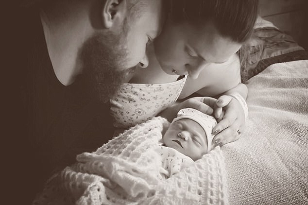 
Một thời gian sau khi mất Evie, chị đ&atilde; mang thai b&eacute; Florence. (Ảnh: dailymail)
