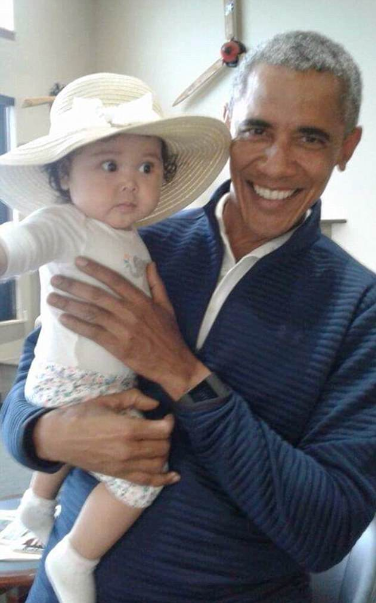 
Ông Obama bế bé gái Giselle (Ảnh: Jolene Jackinsky)
