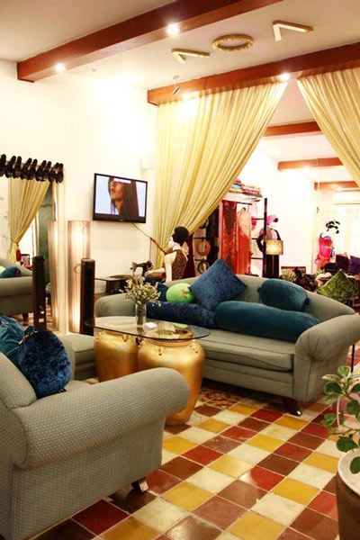 Phòng khách của Võ Việt Chung với màu sắc rực rỡ, kết hợp nét hiện đại và truyền thống.