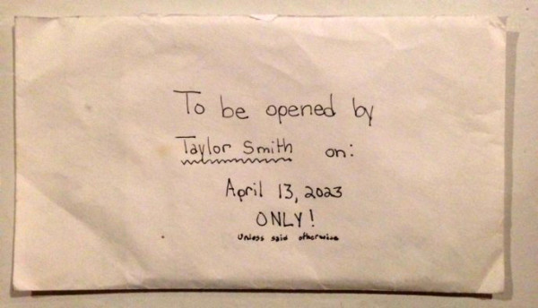 
Đáng lẽ, Taylor sẽ mở bức thư này vào năm 2023 khi cô bé được 22 tuổi.
